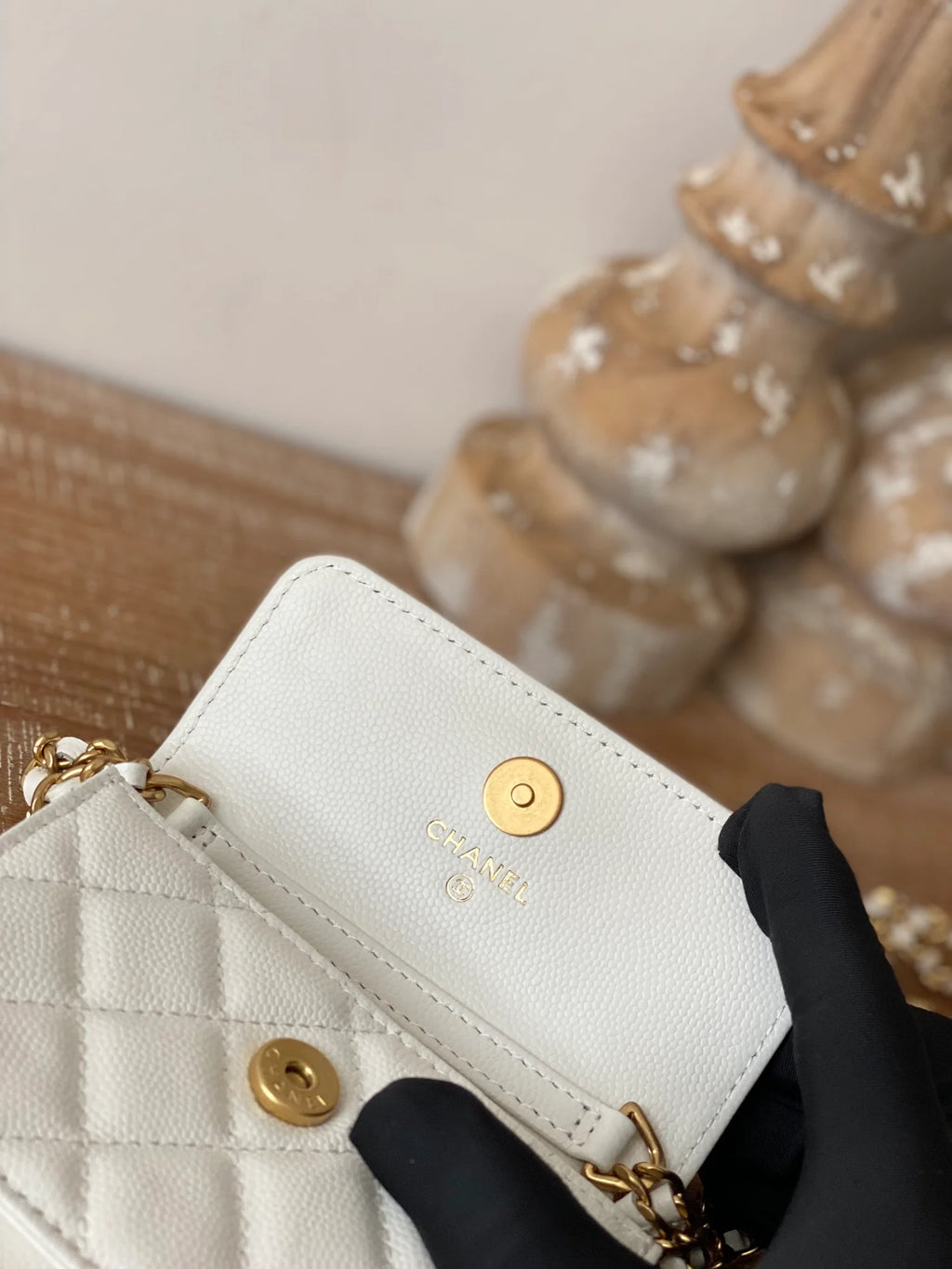 White Clutch With Chain C587