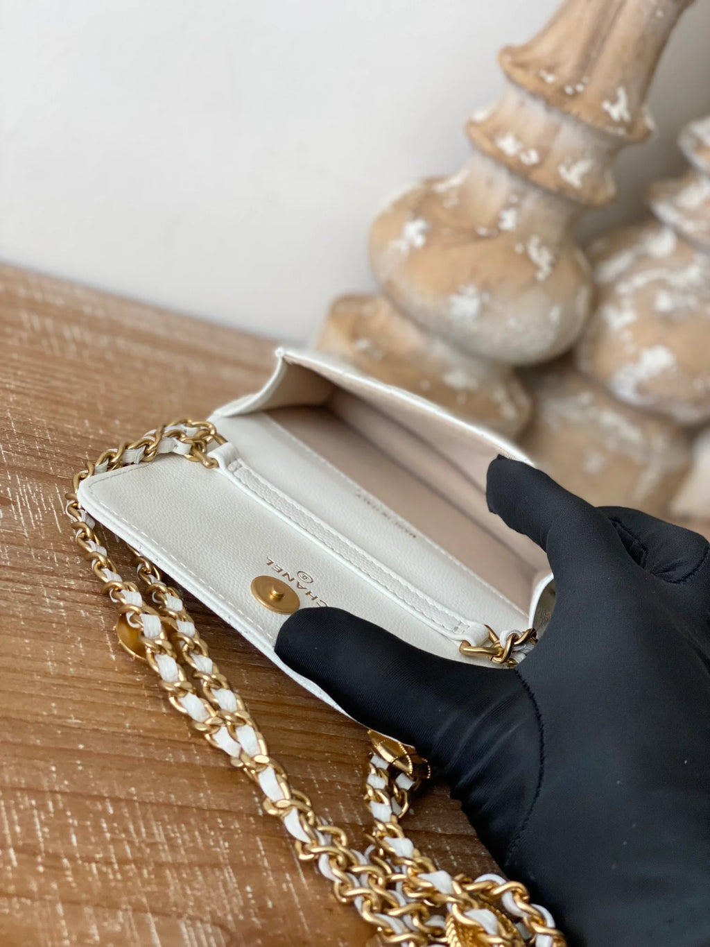 White Clutch With Chain C587