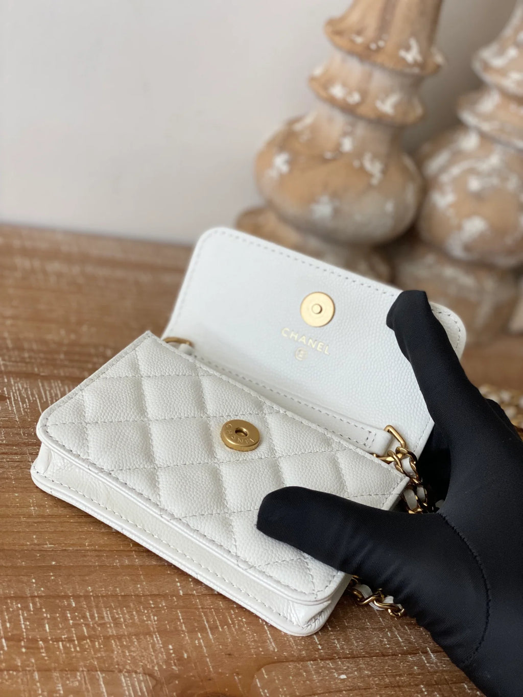 White Clutch With Chain C587