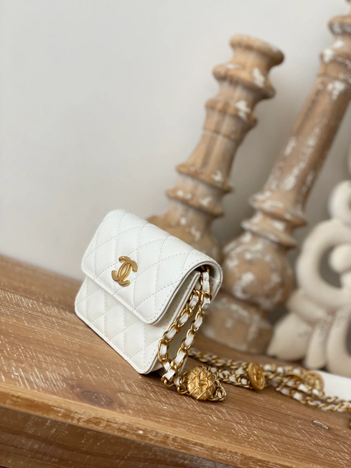 White Clutch With Chain C587