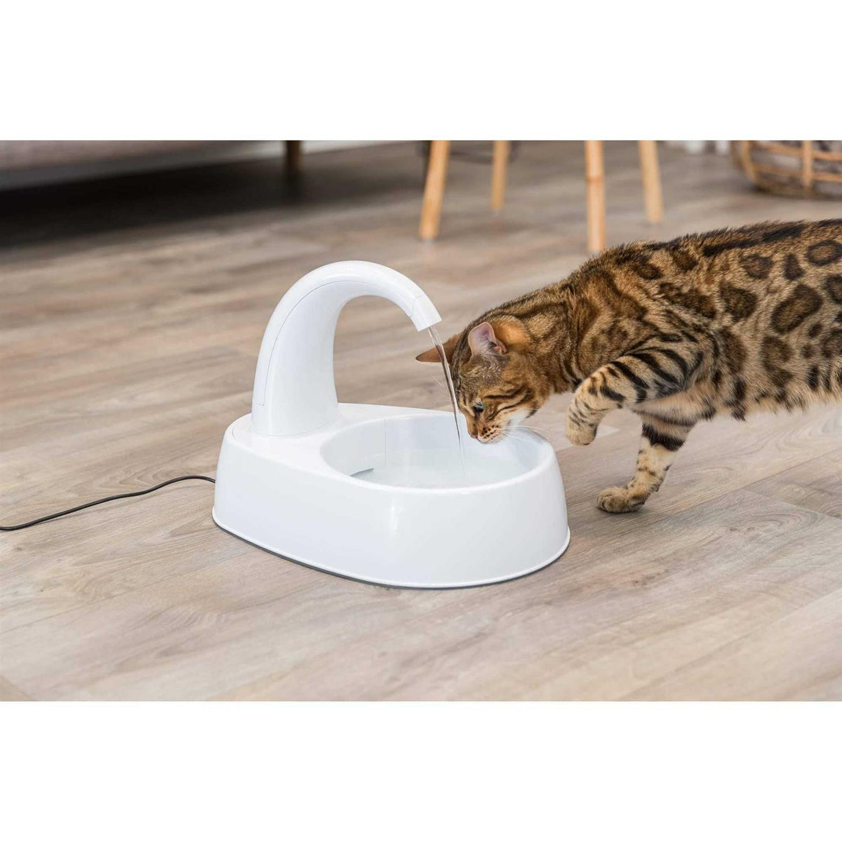 Curved Stream Drinking Fountain 84.5 oz Z823