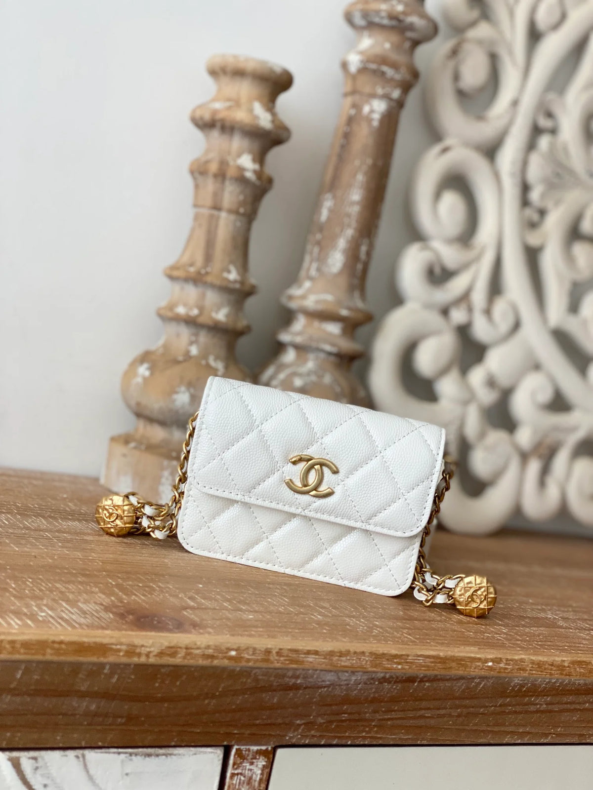 White Clutch With Chain C587