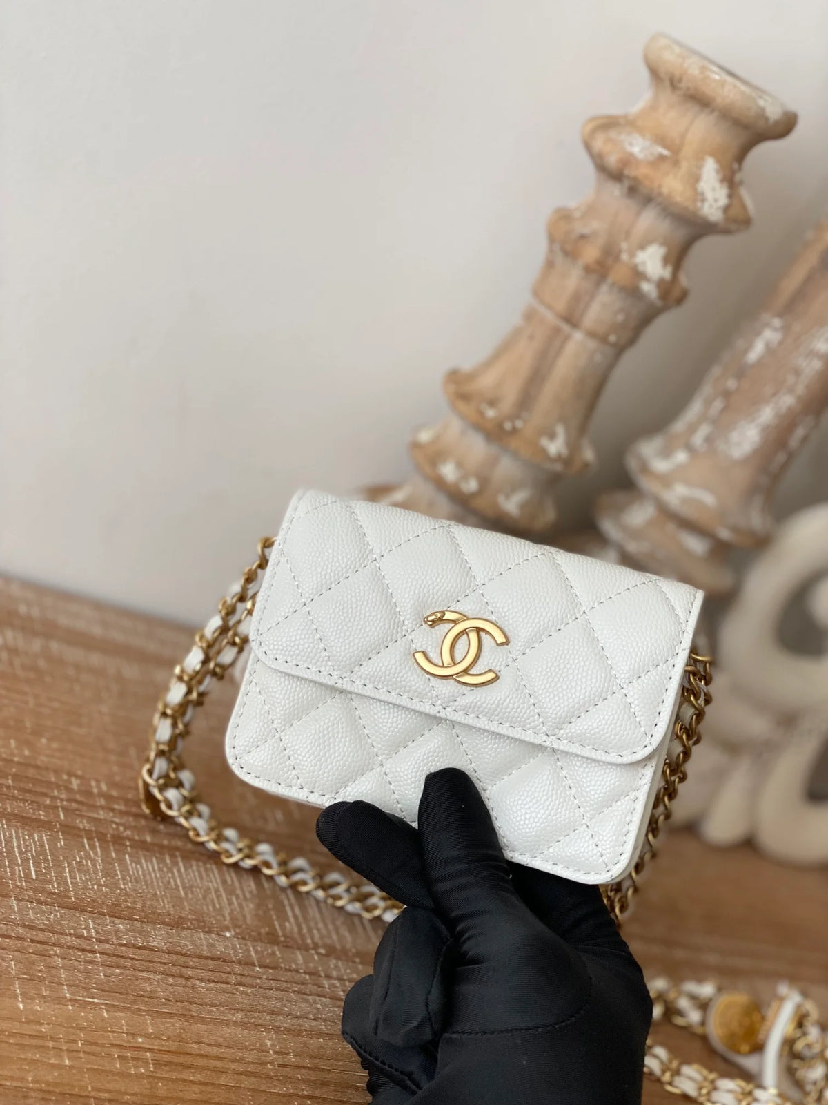 White Clutch With Chain C587