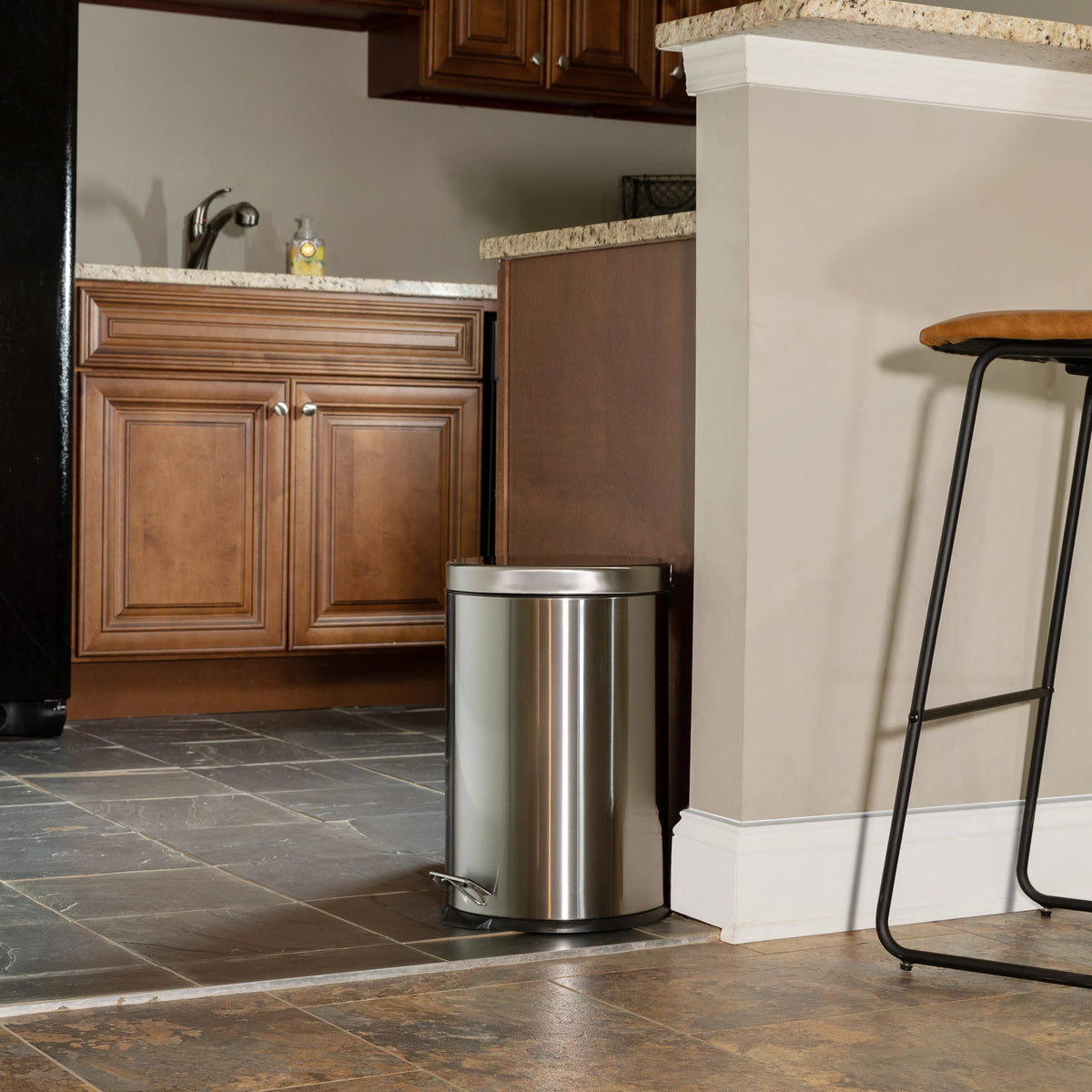 Round Stainless Steel Soft Close Step Trash Can 5.3 Gallons G659001